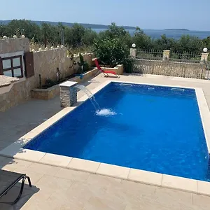 holiday-home-cerim.hotels-in-trogir.com/